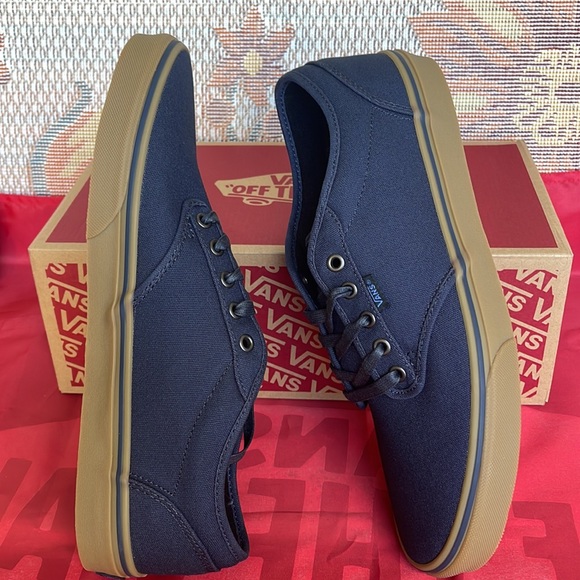 Vans Men’s Atwood
(12 Oz Canvas) Navy/Gum
VN000XBOD8F
Sneakers - Picture 12 of 16
